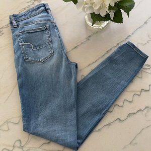 American Eagle | Light Wash Button Front Super Hi-Rise Jegging | 8 Long
